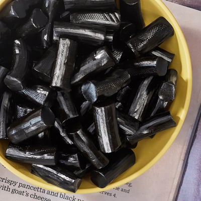 IKEA FYRTAKT lakritsikarkkipussi, 100g, violetit raidat.