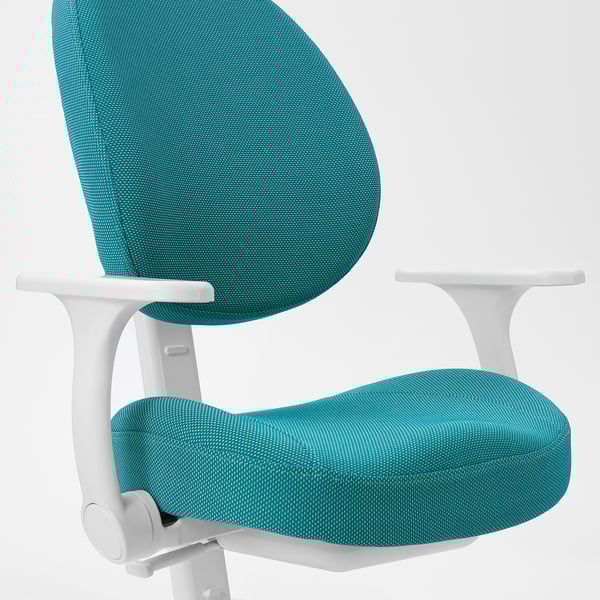 Moderni ergonominen tuoli säädettävällä selkänojalla ja istuimella, pehmustettu mukavuuden takaamiseksi, valkoinen runko, turkoosi verhoilu.
