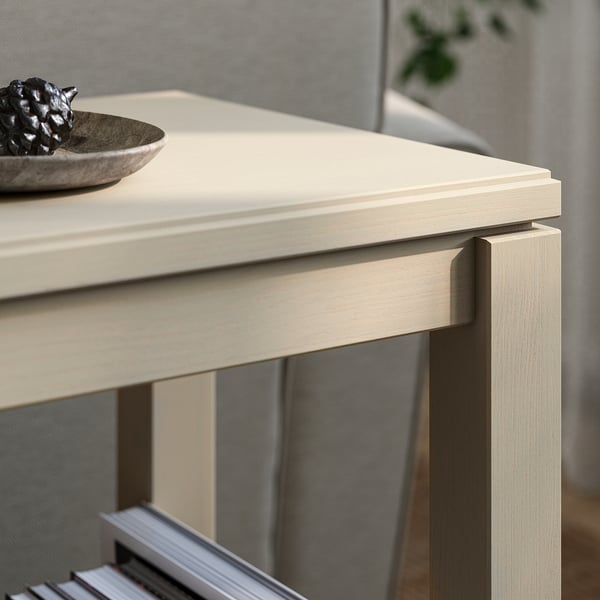 Vaalean beige HAVSTA-konsolipöytä mäntyä hyllyllä. Koriste-esineiden esittely päällä.