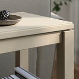 Vaalean beige HAVSTA-konsolipöytä mäntyä hyllyllä. Koriste-esineiden esittely päällä.