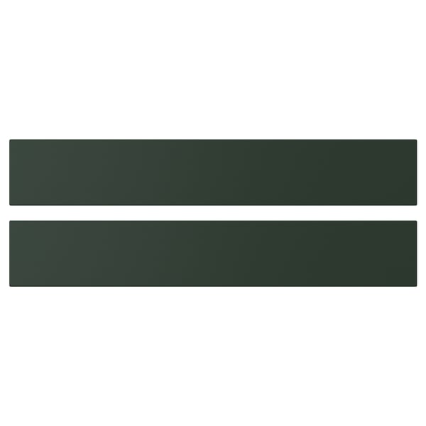 Kaksi vihreää suorakaiteen muotoista hyllyä, jotka kuuluvat ikeas HAVSTORP -sarjaan, sileä pinta ja suorat linjat, sopivat täydellisesti moderniin kodin sisustukseen.