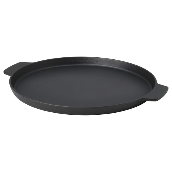 Musta valurautainen pizzapannu kahvoilla. Pyöreä, tasainen pinta.