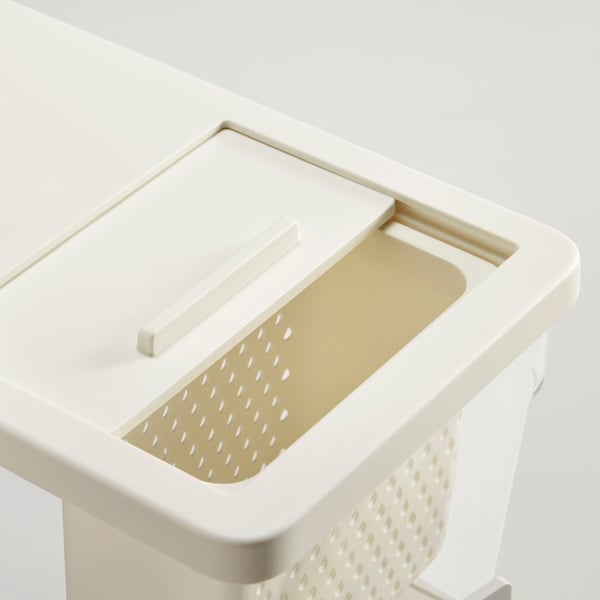 Muovinen keittiöastia kannella ja siivilällä helppoa täyttöä ja tyhjennystä varten.