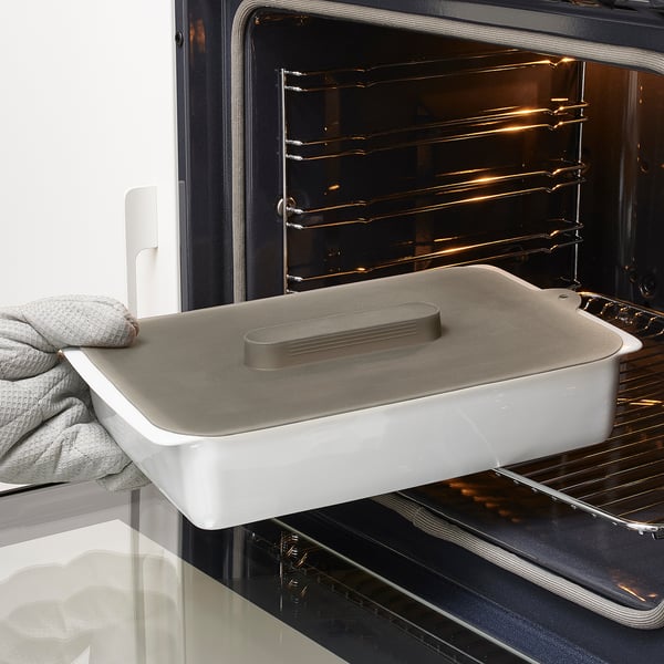 Uunivuoka, jossa on silikonikansi ja tyhjiötiiviste, joka pitää ruoan tuoreena ja estää roiskeita.