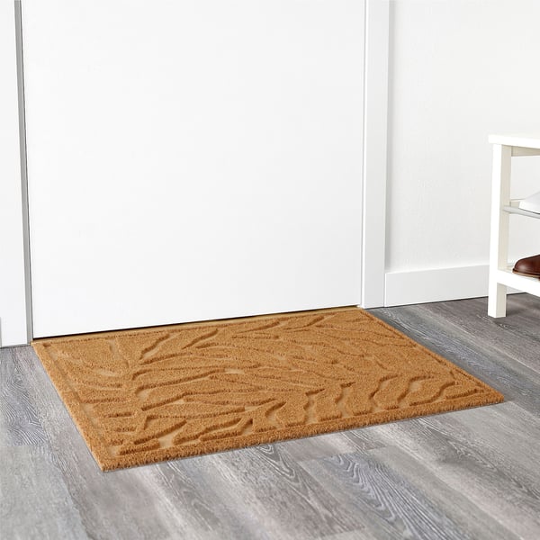 Beige 3D-lehtikuvioinen sisäovimatto eteisessä kerää likaa.