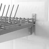 Ruostumattomasta teräksestä valmistettu keittiön järjestäjä tukevasti kiinnitetty, jossa on kestävät koukut ja pidikkeet.