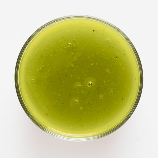 Kirkkaan vihreä LÅNGLUR smoothie lasipurkissa, pehmeä rakenne, omenan ja fenkolin maku.