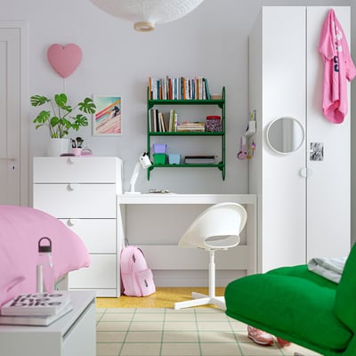 Lastenhuoneessa LASTARE-pöytä , vaaleanpunaiset valot, reppu, valkoinen tuoli.