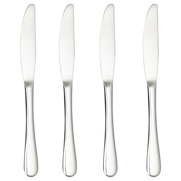 Neljä hopeanväristä ruostumattomasta teräksestä valmistettua veistä peräkkäin, tyylikäs muotoilu, yhtenäinen tyyli.