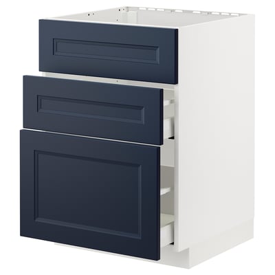 Valkoinen ikea METOD keittiökaappi, jossa siniset axstad-laatikot ja yksi ovi. Se on suunniteltu perusyksiköille, joissa on kolme osastoa.
