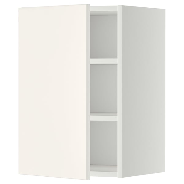 Valkoinen ikea METOD -seinäkaappi, moderni muotoilu säädettävällä hyllyllä.