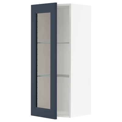 Ikea METOD -kaappi sinisellä lasiovella ja valkoisella sisustuksella.