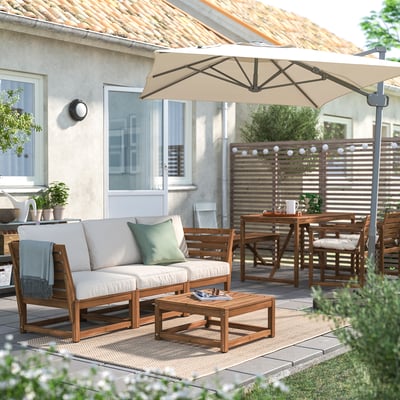 Moderni patio, jossa sohva, sohvapöytä, ruokailuryhmä ja sateenvarjo kaakeloidulla terassilla.