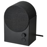Musta, kangaspäällysteinen kaiutin, jossa on pyöristetty yläosa, minimalistinen muotoilu, pieni ohjauspyörä ja painike edessä, langallinen takana. NATTBAD bluetooth-kaiutin.