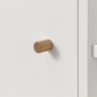 Minimalistinen puinen seinäkoukku, hyvin muotoiltu, luonnollinen viimeistely.