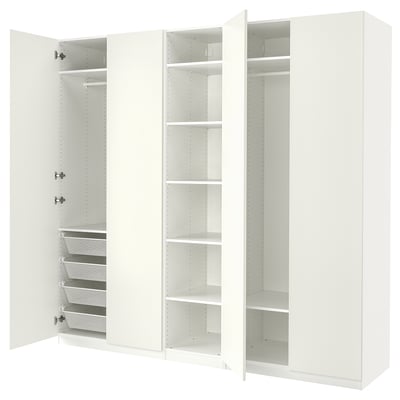 Valkoinen ikea PAX -vaatekaappi, jossa on avoimet osat, verkkokorit ja hyllyt.