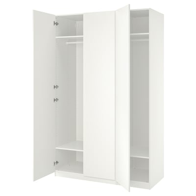 Valkoinen ikea PAX -vaatekaappi, jossa ovet ovat auki, paljastaen tyhjät hyllyt ja ripustustangon.
