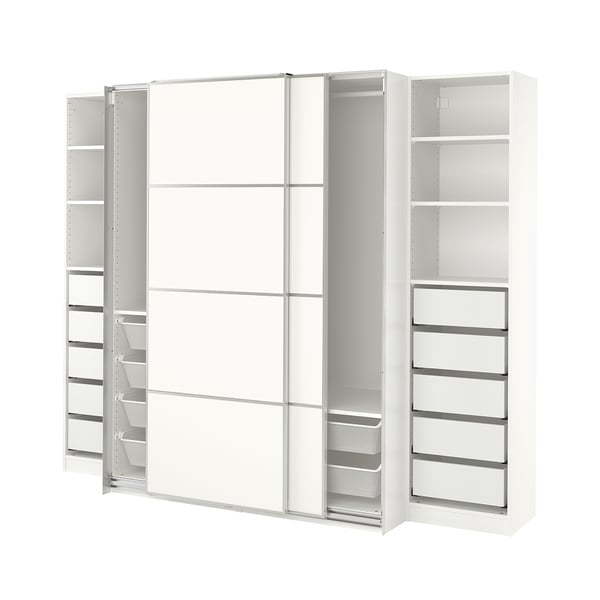 Valkoinen ikea PAX -vaatekaappi, jossa on liukuovet ja useita lokeroita järjestettyä säilytystä varten.