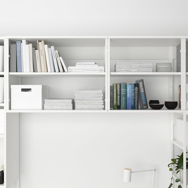 Kuvassa on modulaariset PLATSA-säilytyshyllyt. Hyllyihin mahtuu kirjoja ja papereita, mikä on monipuolinen säilytysratkaisu.