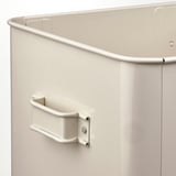 Beige metallinen säilytyslaatikko kaarevalla yläosalla ja kahvalla, suunniteltu erilaisiin säilytystarpeisiin.