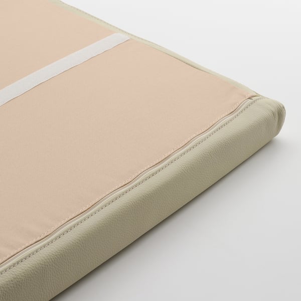 Beige nahkatyyny rahille, näkyy lähikuvassa, pehmeä, kestävä materiaali ja siistit ompeleet.