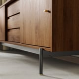 Vuosisadan puolivälin tv-taso, lämmin pähkinäpuu, tyylikäs muotoilu, kultaiset nupit, mustat metallijalat.