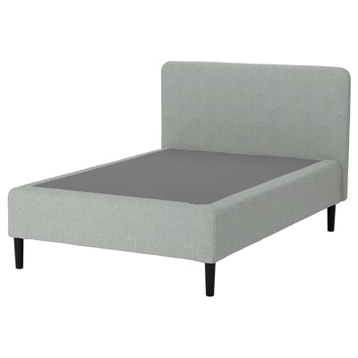 Harmaa RENFJÄLLET-sänky pehmeällä sängynpäätyllä ja tummat puiset jalat.