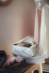 RENSARE-laukku harmaa, kangas, suorakaiteen muotoinen, säilyttää sukkia, farkkuja hyllyssä.