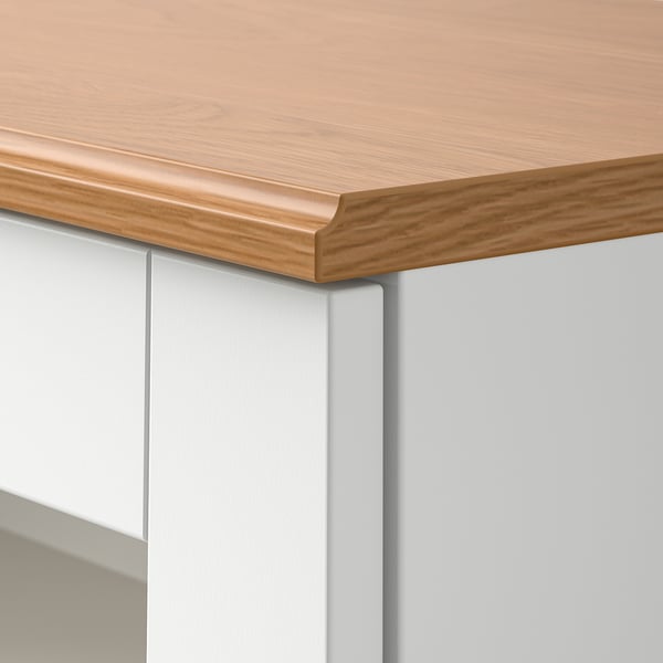 Tyylikäs, vaalea puinen työtaso, jossa on sileät, pyöristetyt reunat, jotka on kiinnitetty koskemattomaan valkoiseen kaappiin, mikä korostaa laadukasta ammattitaitoa.