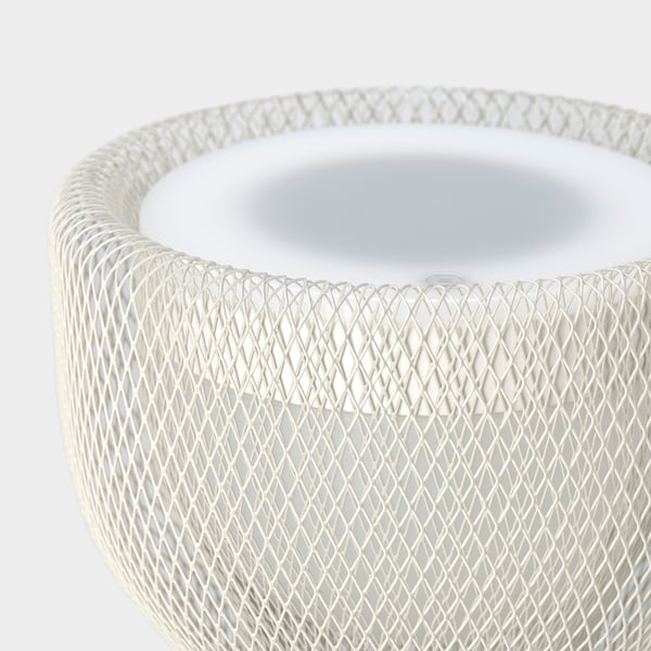 Valkoinen metalliverkkolamppu minimalistisella tyylillä; lähikuva, jossa näkyy monimutkainen muotoilu ja puhdas viimeistely.