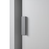 Suorakaiteen muotoinen, seinään kiinnitettävä mediahylly, jossa on tyylikäs muotoilu. Liukuovet avoimeen ja suljettuun säilytykseen, täydelliset kaapeleiden järjestämiseen ja piilottamiseen.