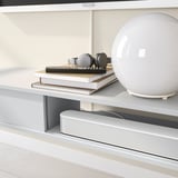 Moderni valkoinen hylly, jossa on avoin/suljettu säilytystila, piilokaapelit, sopiva soundbar.