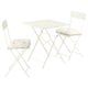 Valkoinen kokoontaitettava SUNDSÖ-ulkopöytä ja kaksi tuolia. Sarja on kompakti, ihanteellinen pieniin tiloihin.