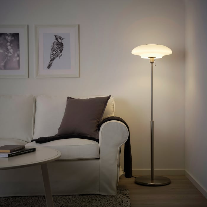 lattiavalaisimet-jalkalamppu-tuovat-valoa-tilaan-ikea