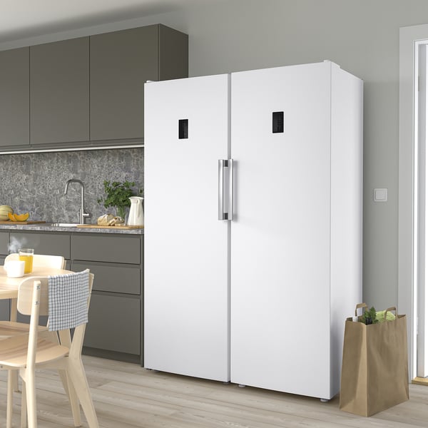 Moderni TYNNERÅS jääkaappitelineet keittiössä, tyylikkäät kahvat, kosketusnäyttö.