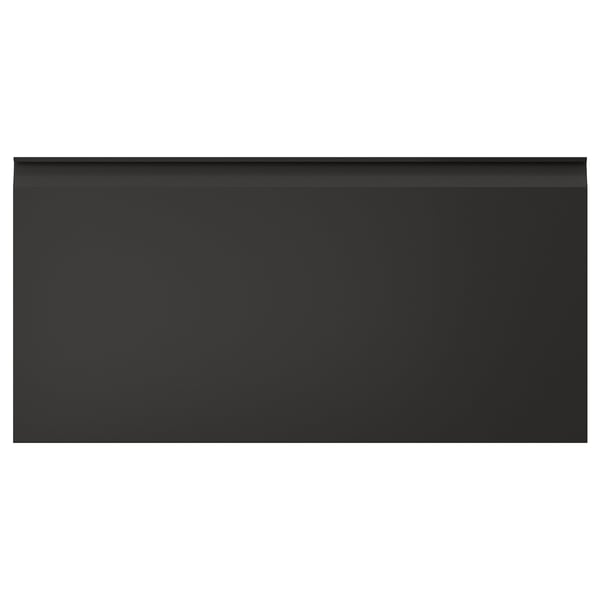 UPPLÖV musta moderni keittiökaappi tyylikkäillä reunoilla ja integroiduilla kahvoilla.