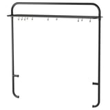 Musta metallinen keittiöteline koukuilla ja hyllyllä, minimalistinen muotoilu.