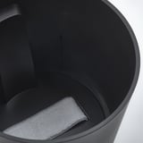 Lähikuva VÅRDTRÄD-ruukuista, harmaa sisäsydän ja tumma muovinen ulkopinta, mikä korostaa laatua.