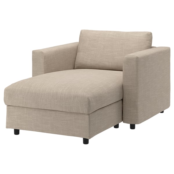Moderni beige tuoli tyynyillä, kierrätetyillä ja luonnonmateriaaleilla.