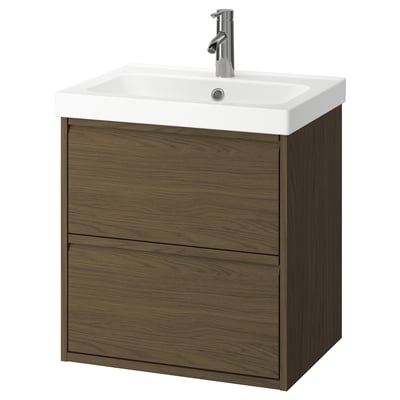 Ett modernt badrumsskåp kallat ÄNGSJÖN i brun ek med minimalistisk design, med två lådor och en vit keramisk diskho med kromkran.