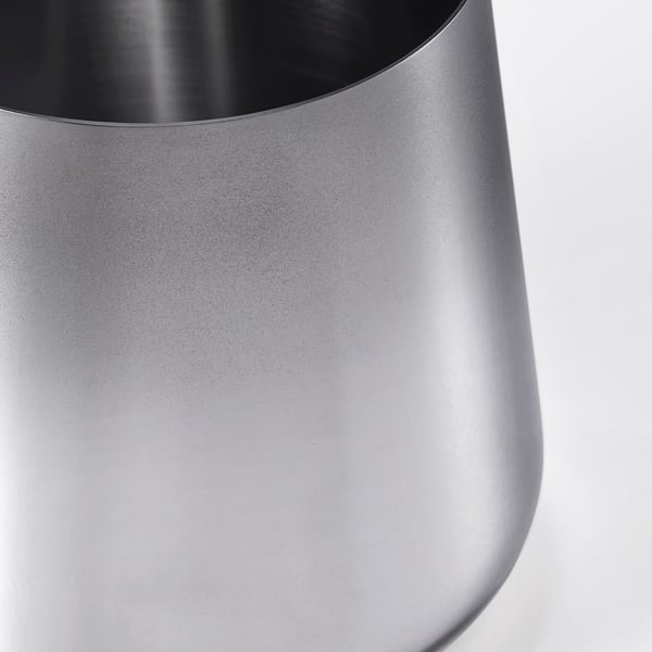 Elegant behållare i rostfritt stål med släta, rundade kanter och säkert lock, som visar upp modern elegant design.