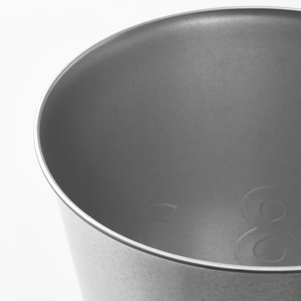 Närbild av galvaniserad metallkruka, som uppvisar slät yta och robust design.