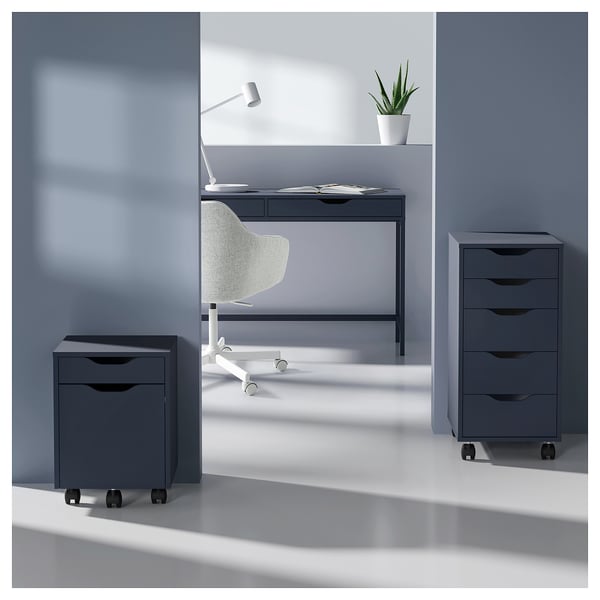 Modern mörkgrå kontorsinredning med ALEX skrivbord, tre lådor och vit stol, perfekt för en minimalistisk arbetsplats.