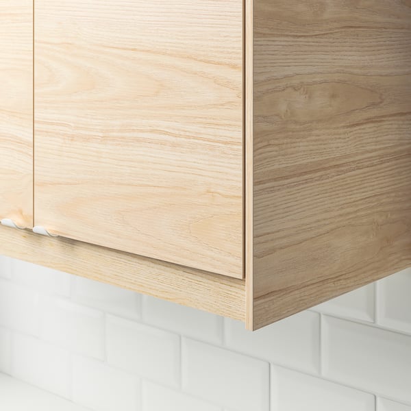 Köksskåp i trä, ljus ask, elegant, modern design.