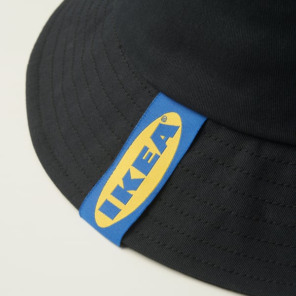 Svart basebollkeps med blå och gul IKEA-logotyp på sidan, som visar upp kvalitetssömmar och material.