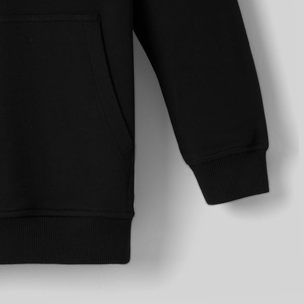 Svart hoodie närbild med mjukt bomullstyg av hög kvalitet och ribbade muddar i ärmsluten.