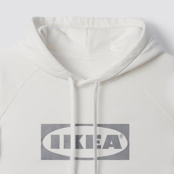 Vit huvtröja med tryck med IKEA-logotyp framtill. Mjuk bomull, kvalitetsdesign.