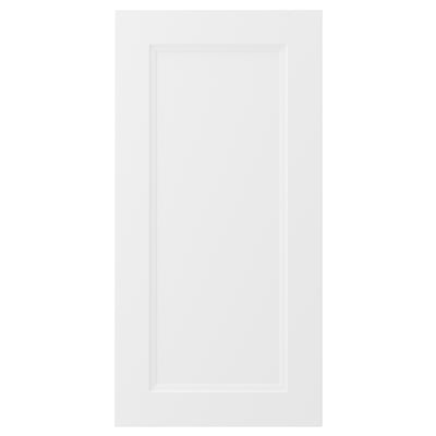 En vit köksskåpsdörr med klassisk design. Den har en slät, rektangulär form med en central infälld panel.