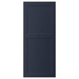 En blå AXSTAD köksskåpslucka med en slät, indragen paneldesign med ett modernt, elegant utseende.