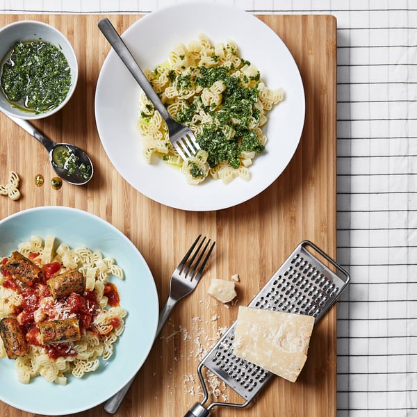 Två pastarätter: gröna tomatsåser. Gafflar, rivjärn. Älgformad pasta.